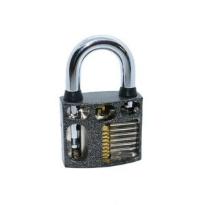 Een metaal oefenslot voor lockpicking waarbij de pinnen zichtbaar zijn voor de kijker