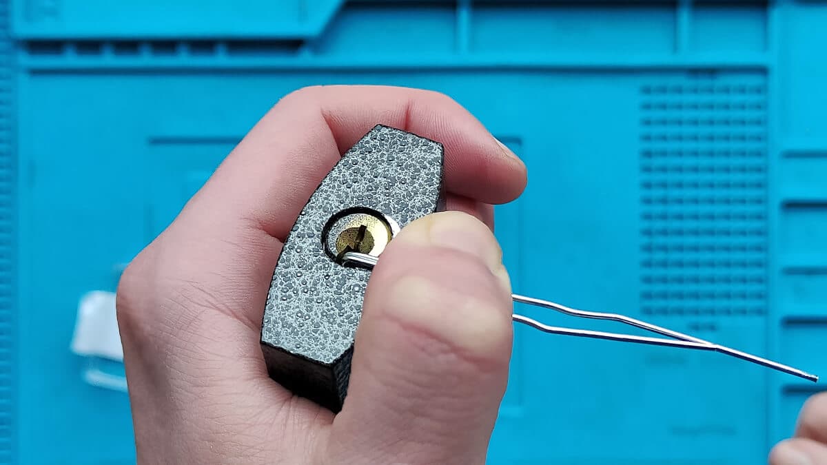 Spanning op hangslot zetten met paperclip