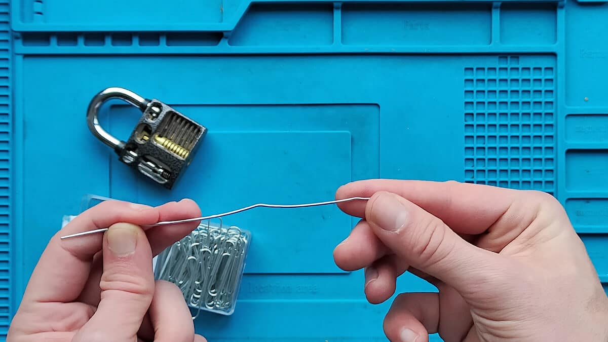 Het middenpunt van je tensionwrench vinden om deze te verstevigen voor je lockpick set.