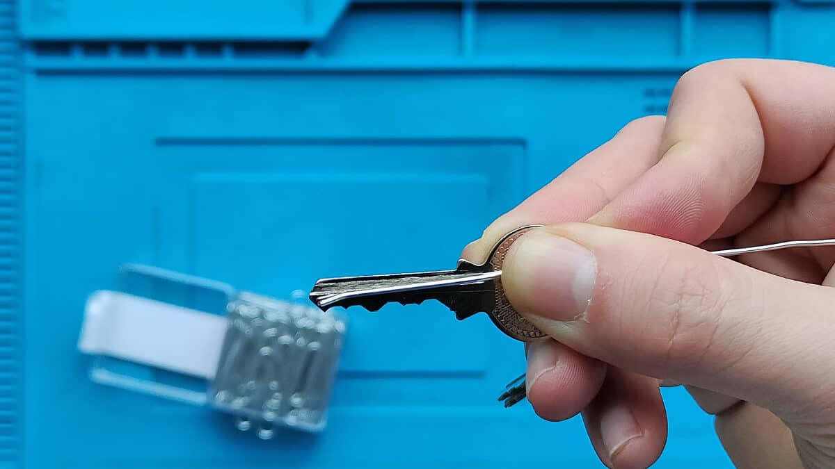 De lockpick maakt een lichte buiging die overeenkomt met de kartels van de sleutel.