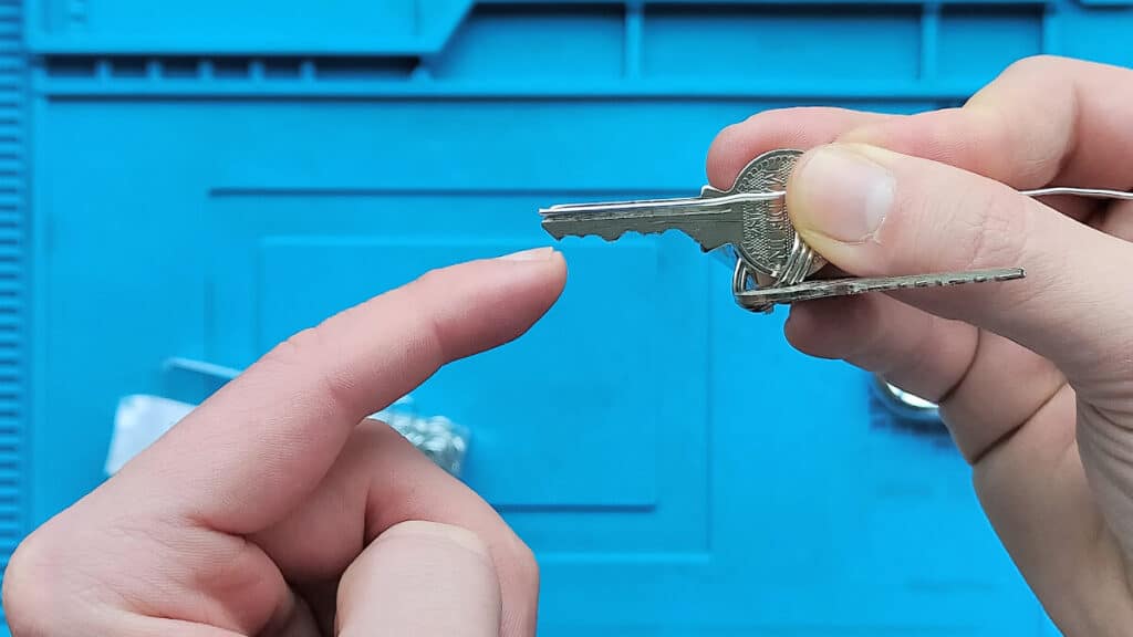 Een sleutel helpt om te bepalen hoe je jouw lockpick moet vormen.