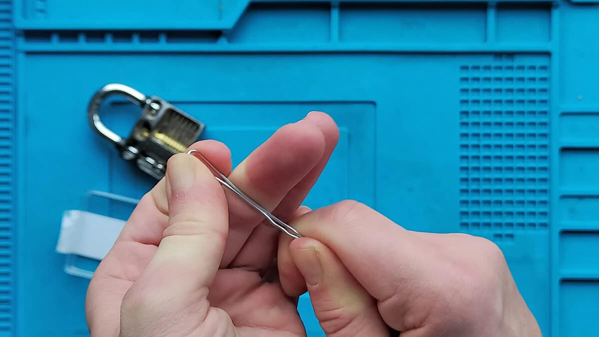 Buig een paperclip tot tension wrench om het slot te openen met paperclip