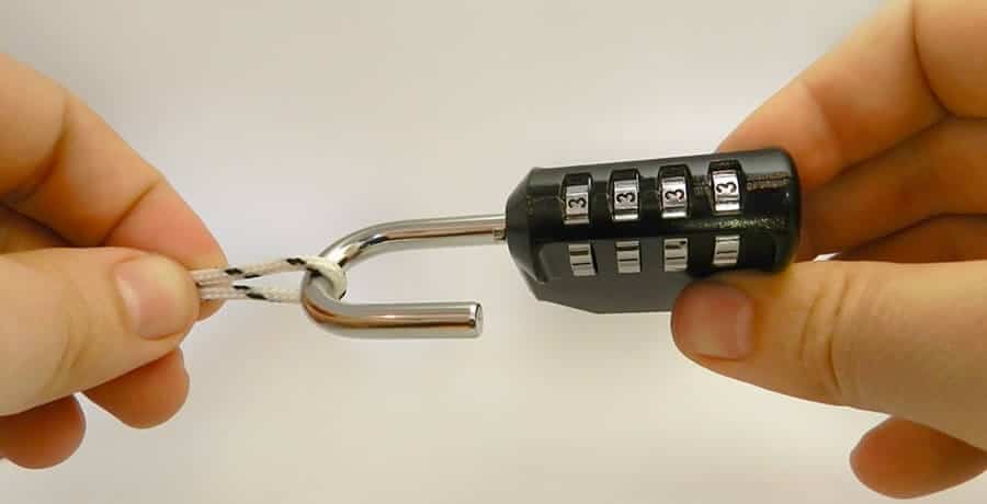 Cijferslot dat is geopend met behulp van de lockpicking instructies uit de handleiding.
