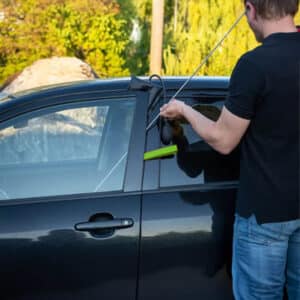 Autodeur openen met een luchtkussen en een slim jim.