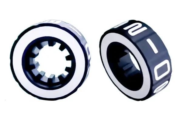 Binnenkant van een cijferschijf met zichtbare tandjes en interne ring