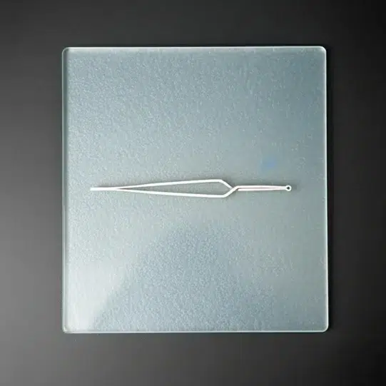 Top view of standard pinning tweezer for lock picking