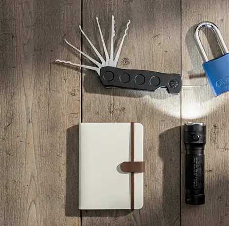 Overzichtsfoto van een nette flatlay met EDC items op een houten tafel
