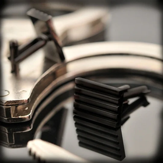 Manchetknopen om handboeien mee te openen